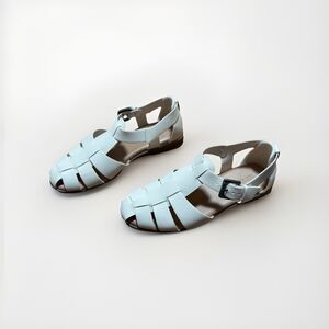 Old Navy Girard Size 6 M white buckled Sandals